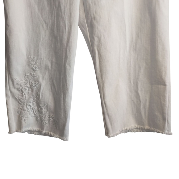 Alfred Dunner Women's White Embroidered Stretch Capri Jeans Pants Sz 16W NWT - Picture 4 of 9